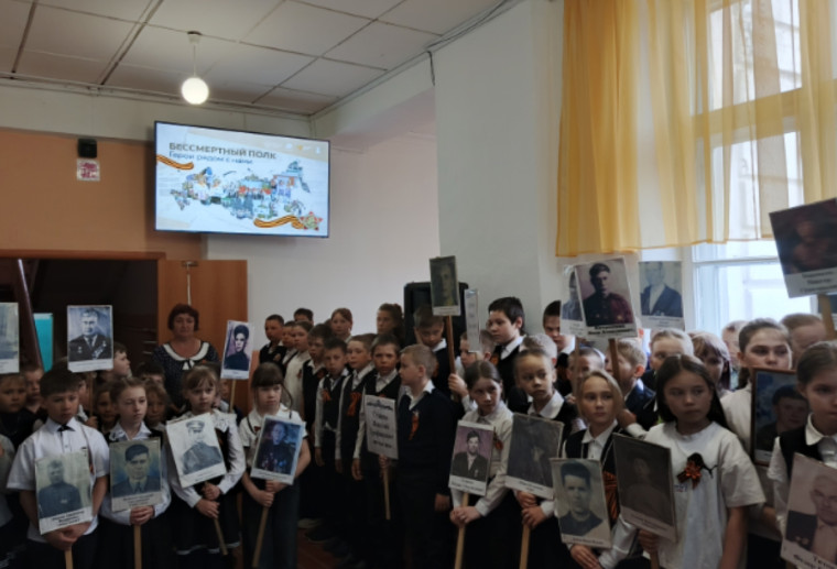линейка в честь акции «Бессмертный полк в каждой школе».